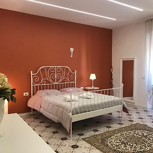 Camera grande con letto king size